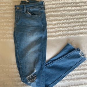 Levi 710 Super Skinny size 25